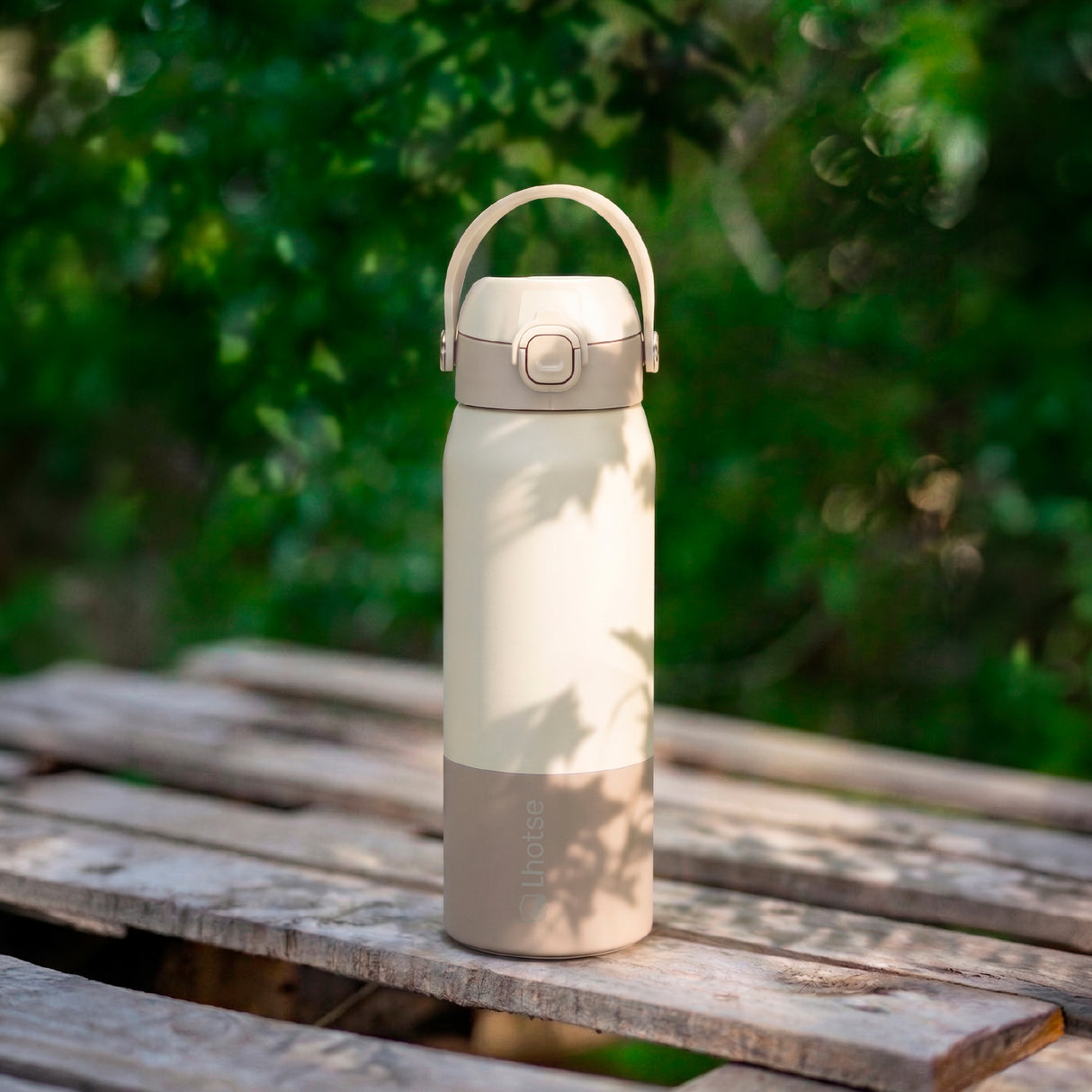 Beige · Botella Térmica Hydrotek 750 ml de acero inoxidable Lhotse, en uso al aire libre