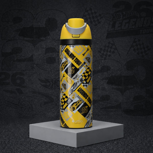 Botella Térmica Insulada Hot Wheels Legends Torque Yellow 750 ml UMA — ambientada sobre fondo Hot Wheels Legends