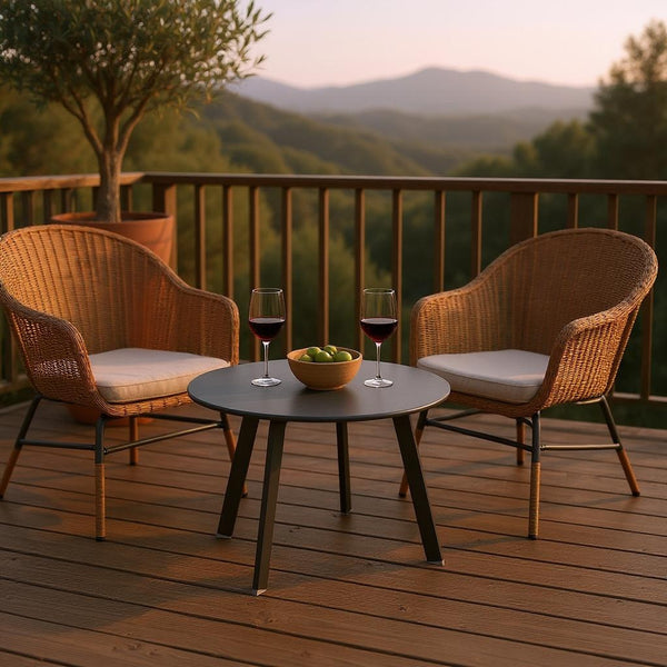 Mesa Terraza 70x40 grafito entre 2 sillas wicker atardecer dorado - Atmosphera Francia