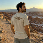 Polera Nepal Lhotse beige de espalda con el estampado de cordillera, Valle de la Luna