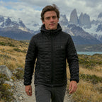 Chaqueta Parka Nuptse Lhotse negra en el sendero de Torres del Paine
