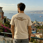 Polera Nepal Lhotse beige de espalda con el estampado de cordillera