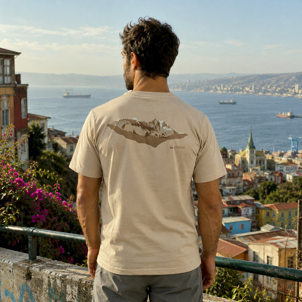 Polera Nepal Lhotse beige de espalda con el estampado de cordillera