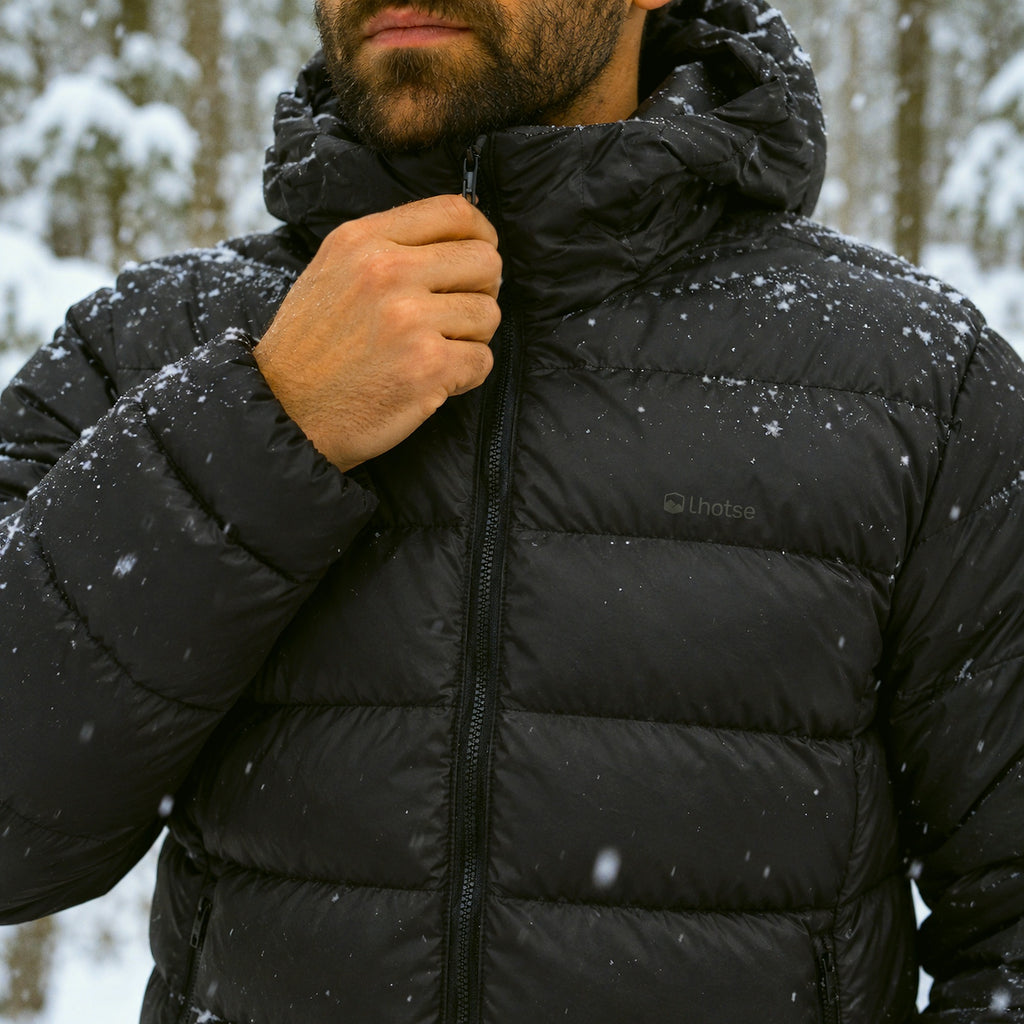 Detalle del pecho de la Parka Puffa Khumbu con el logo Lhotse
