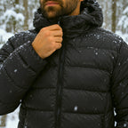 Detalle del pecho de la Parka Puffa Khumbu con el logo Lhotse