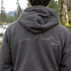 Gris · Detalle del estampado de montaña y logo Lhotse en la espalda