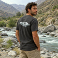 Polera Nepal Lhotse gris de espalda junto al río Maipo