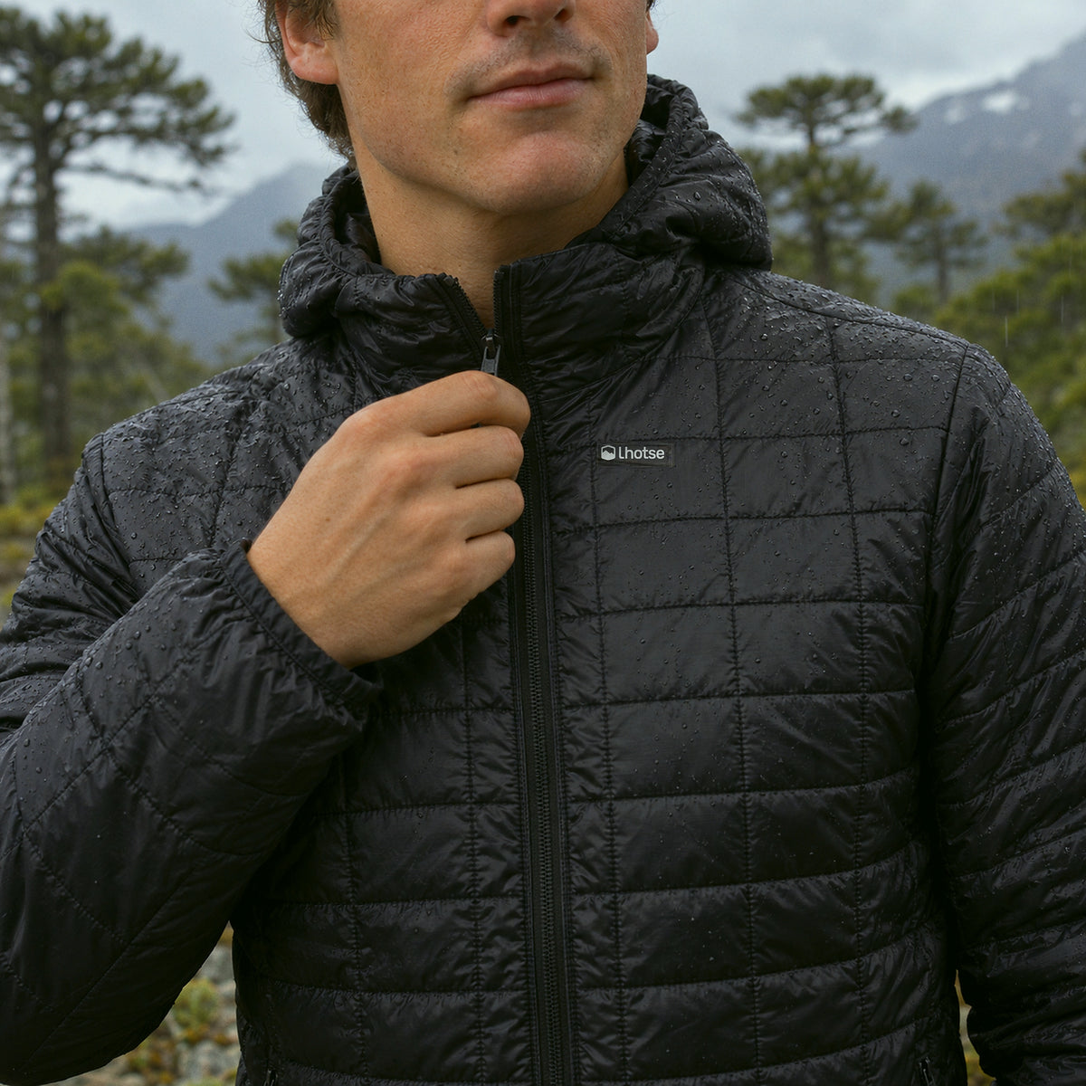 Detalle del pecho de la Chaqueta Parka Nuptse negra con la etiqueta Lhotse