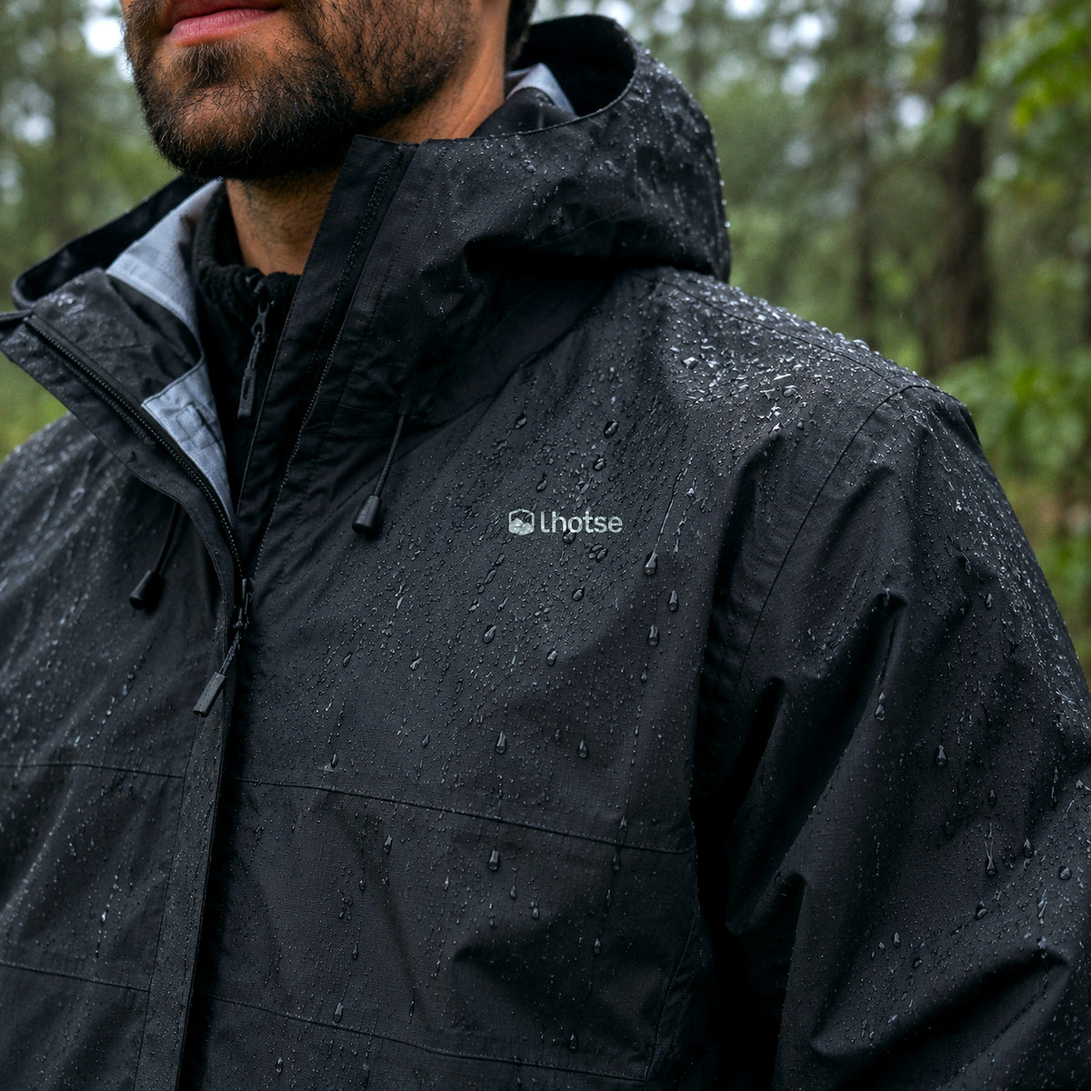 Gotas de lluvia sobre el cortaviento Gorak Shep negro