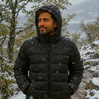 Parka Puffa Khumbu Lhotse con la capucha puesta bajo la nieve