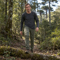 Pantalón trekking Lukla Lhotse verde en un bosque de araucarias