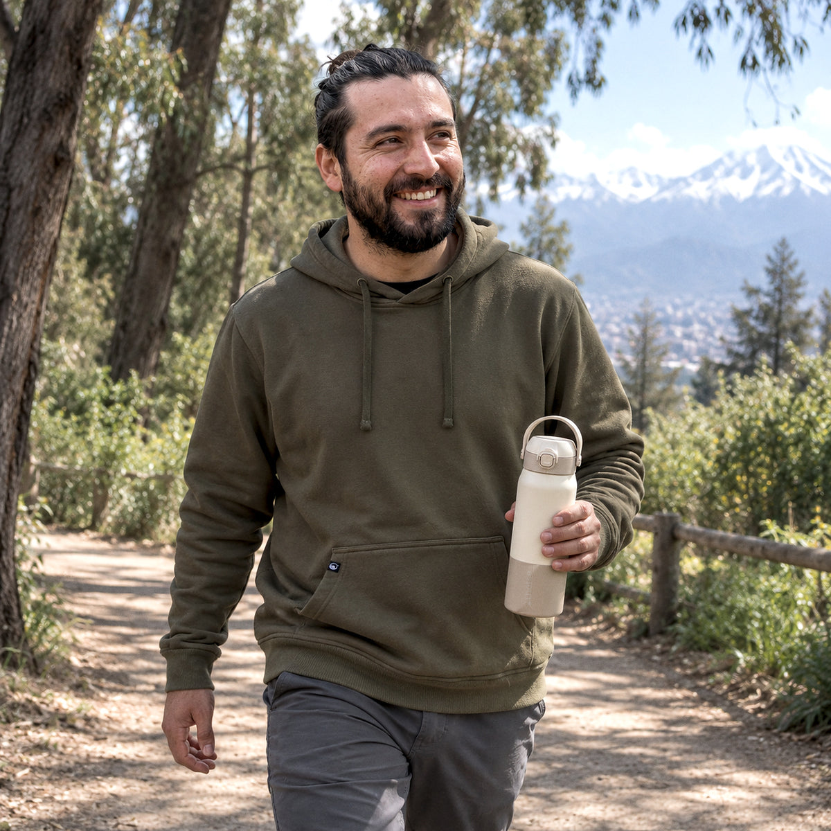 Verde · Polerón Hombre Hoodie Katmandú Lhotse caminando en un parque