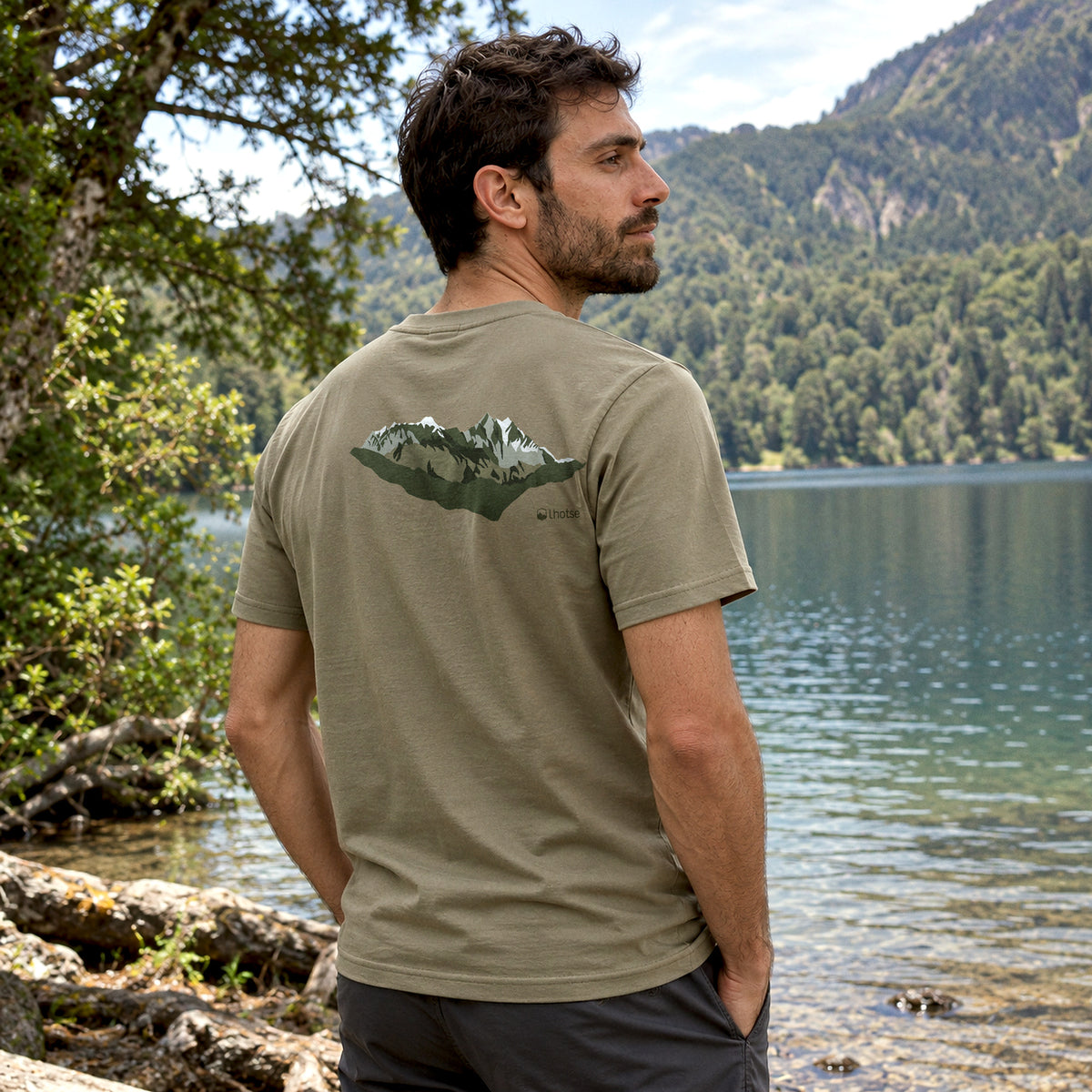 Polera Nepal Lhotse verde de espalda junto al lago Tinquilco