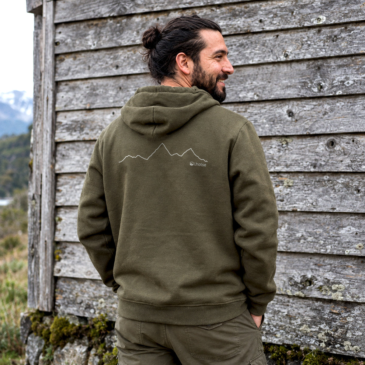 Verde · Polerón Hombre Hoodie Katmandú Lhotse de espalda con estampado de montaña