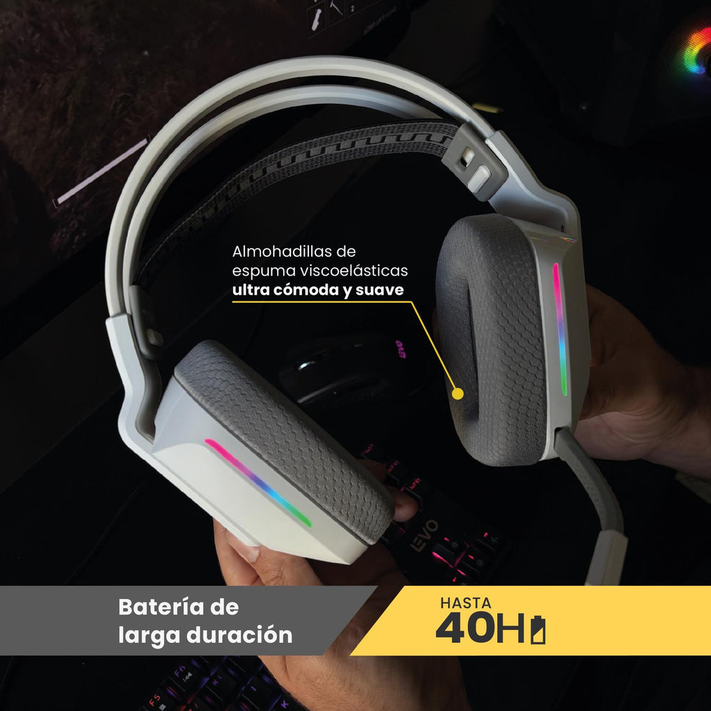 LEVO Zenit Elite blanco — gamer usando audífonos blancos en setup gaming