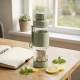 Botella De Vidrio Con Infusión 410Ml Verde Brando — en uso