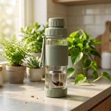 Botella De Vidrio Con Infusión 410Ml Verde Brando — en uso