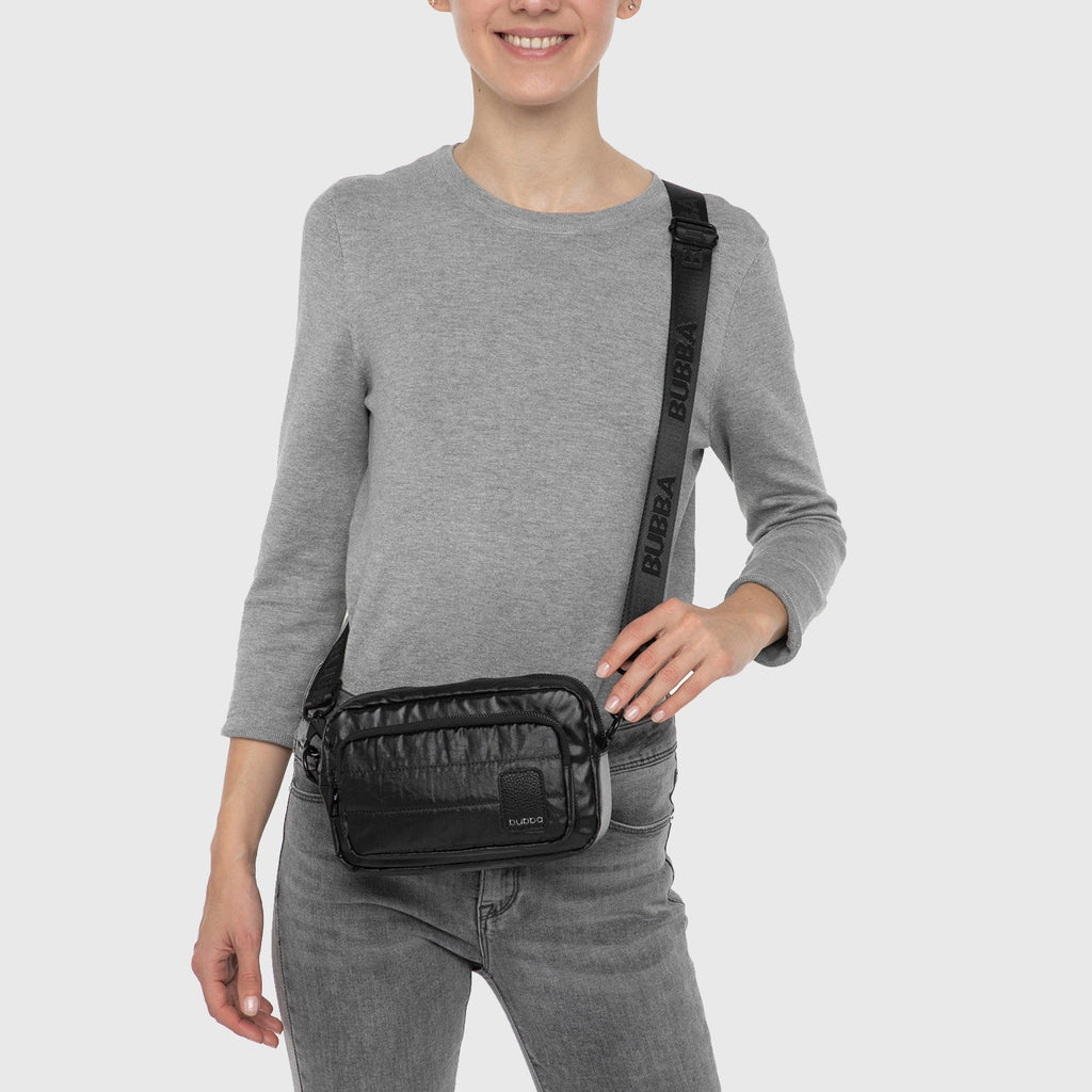 Cartera Mini Metalizado Azabache en uso