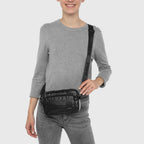 Cartera Mini Metalizado Azabache en uso