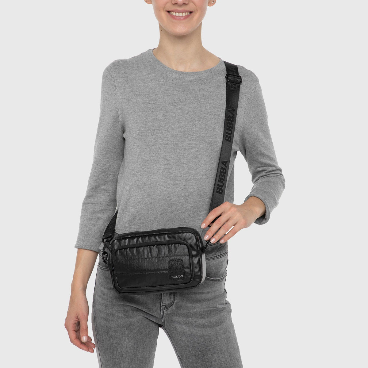 Cartera Mini Metalizado Azabache en uso