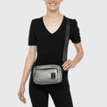 Cartera Mini Metalizado Stone en uso