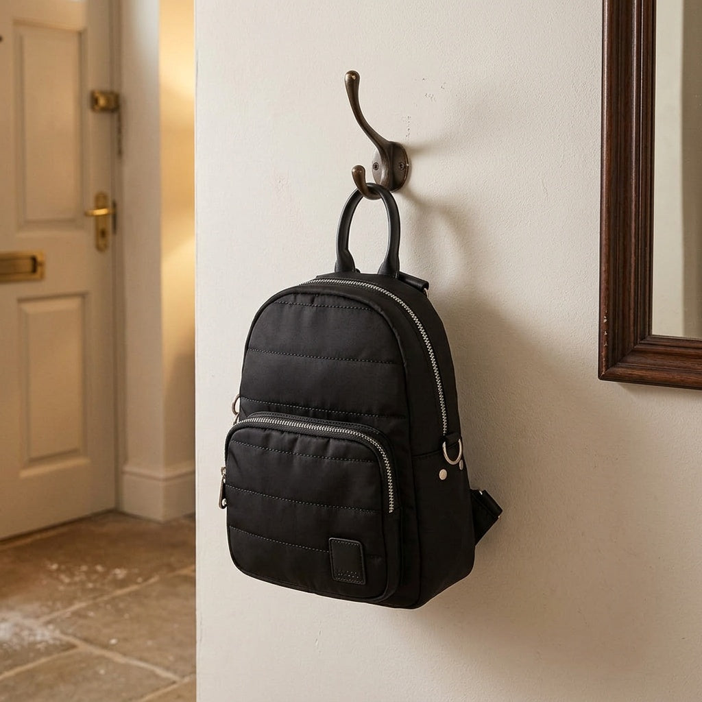 Mochila Victoria Black Bubba Essentials — en uso