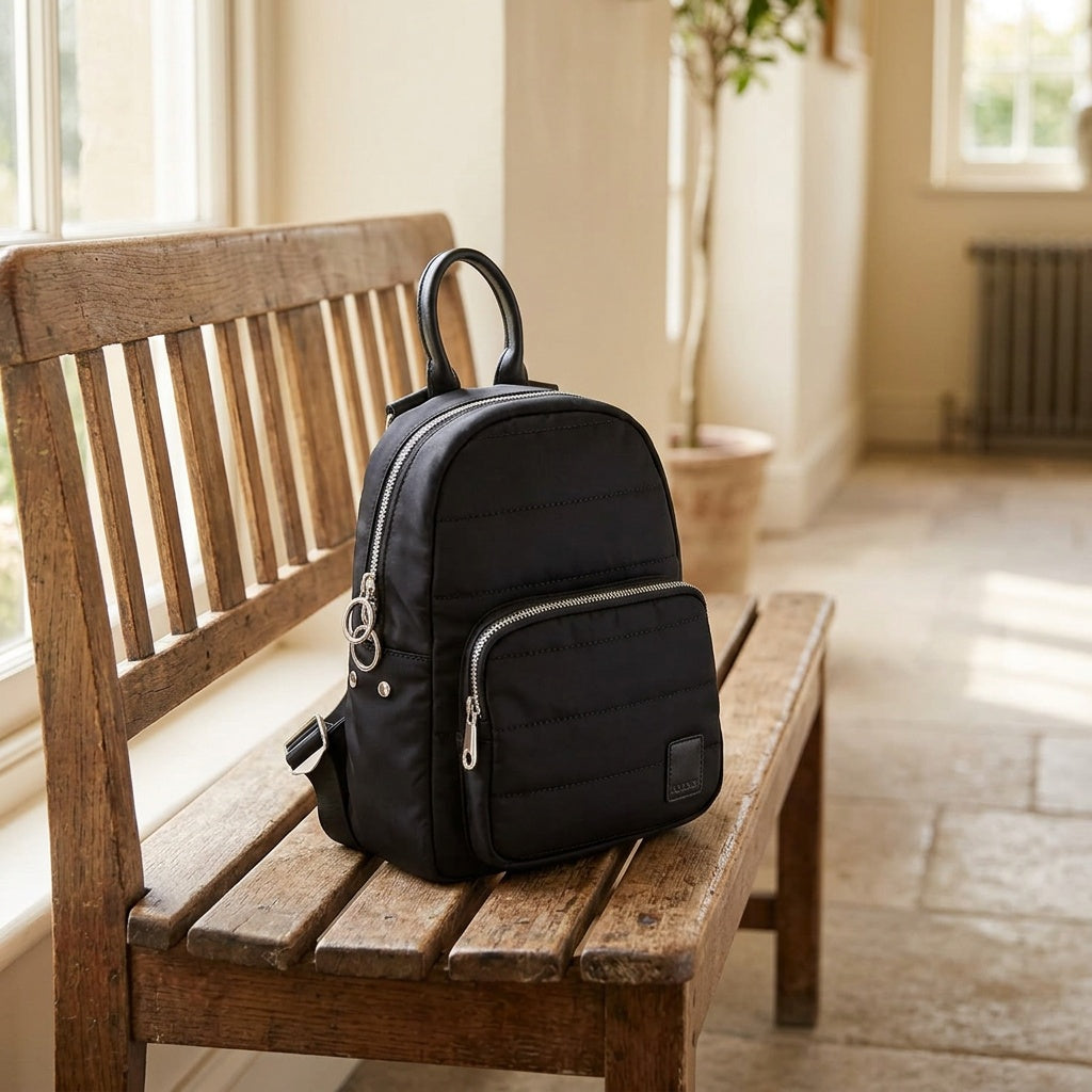 Mochila Victoria Black Bubba Essentials — en uso