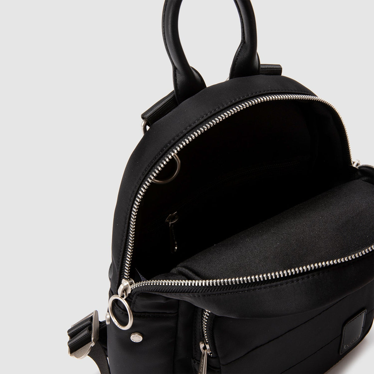 Mochila Victoria Black detalle del bolsillo lateral