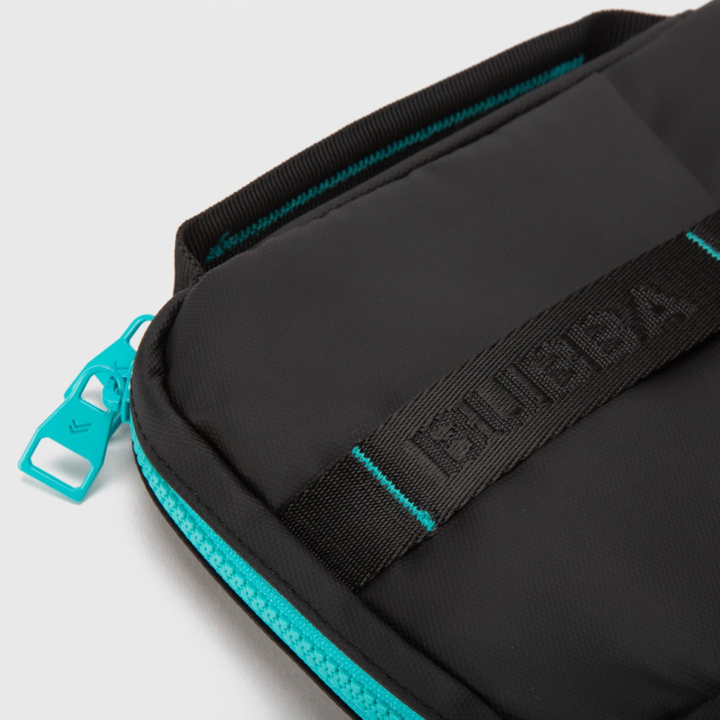 Porta Documentos Passport Holder Black detalle del logo