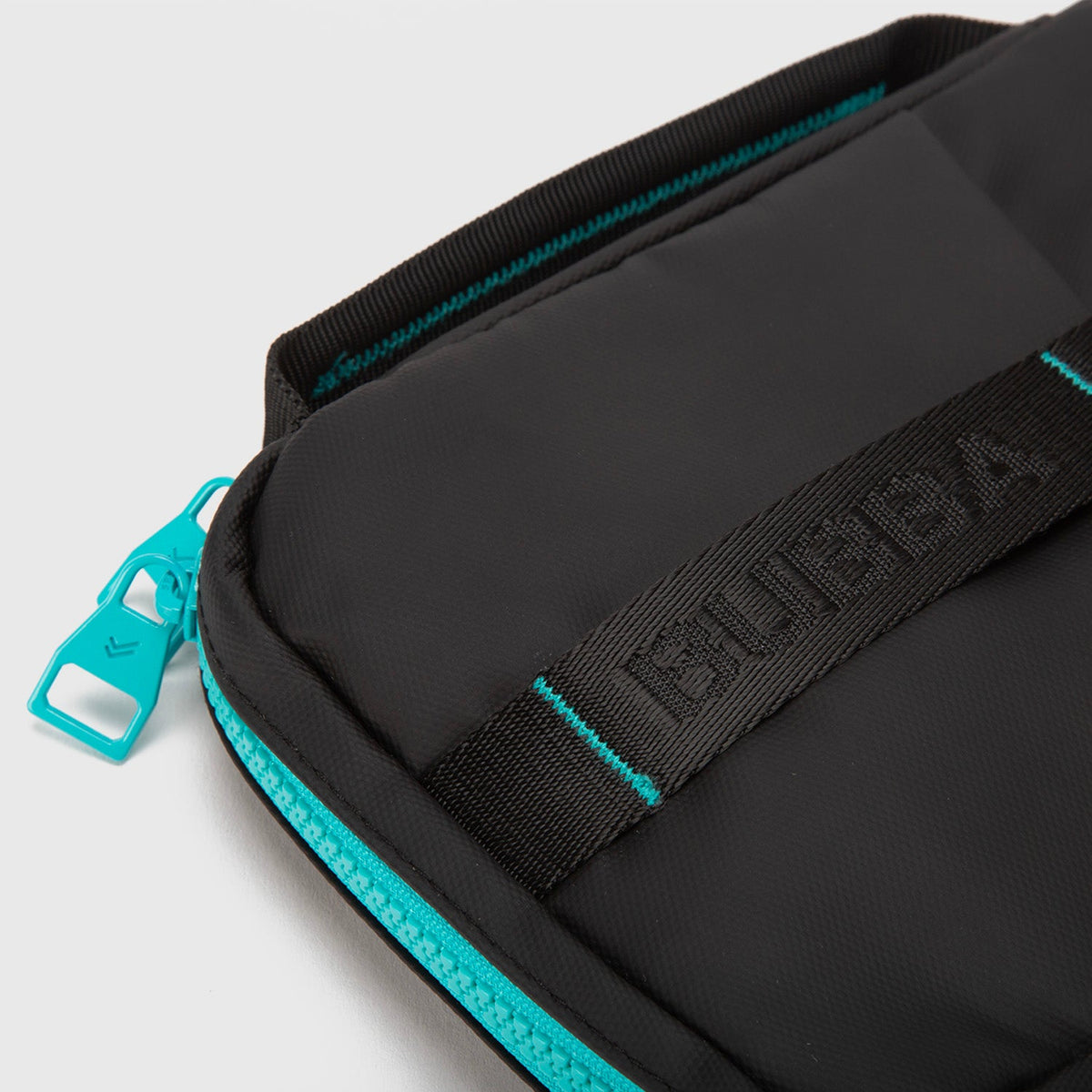 Porta Documentos Passport Holder Black detalle del logo