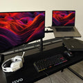LEVO Brazo Doble — monitor y notebook montados sobre el brazo en escritorio real