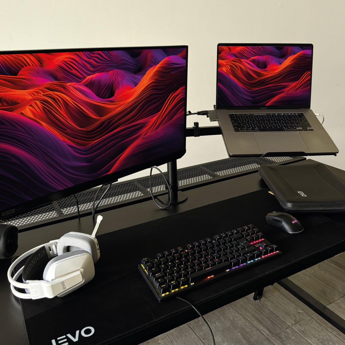 LEVO Brazo Doble — monitor y notebook montados sobre el brazo en escritorio real