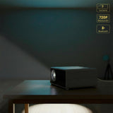 LEVO Proyector Hexa — imagen proyectada en sala oscurecida sobre telón