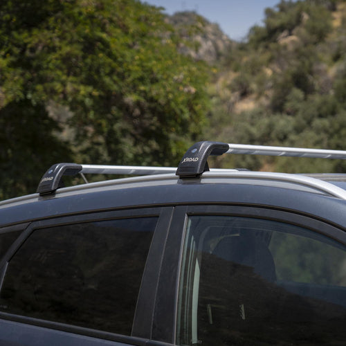 XRoad Barras R13 — instaladas en techo de SUV con bicicletas cargadas en ruta