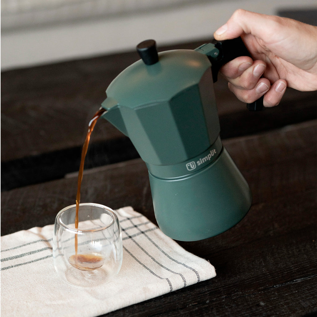 Verde · Cafetera Italiana Lucca 4 tazas 300 ml de aluminio Simplit, sirviendo el café en la taza