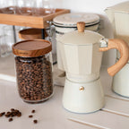 Crema · Cafetera Italiana Savannah 4 tazas 300 ml de aluminio Simplit, sirviendo el café en la taza