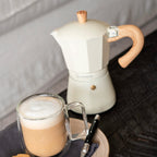 Crema · Cafetera Italiana Savannah 12 tazas 600 ml de aluminio Simplit, en contexto de cocina