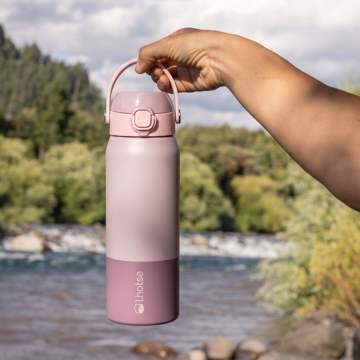 Rosa · Botella Térmica Hydrotek 750 ml de acero inoxidable Lhotse, en uso al aire libre