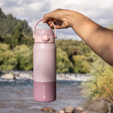 Rosa · Botella Térmica Hydrotek 750 ml de acero inoxidable Lhotse, en uso al aire libre