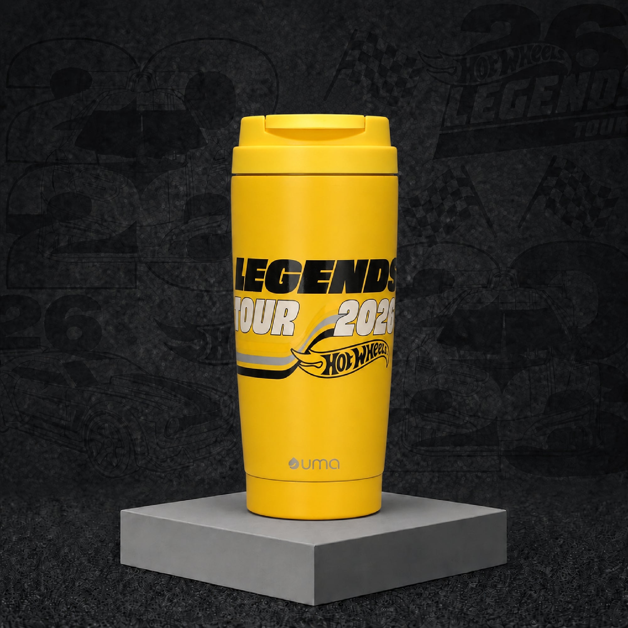 Vaso Térmico para Café Mug Hot Wheels Legends Turbo Yellow 590 ml UMA — ambientado sobre fondo Hot Wheels Legends