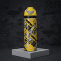 Botella Térmica Insulada Hot Wheels Legends Torque Yellow 750 ml UMA — ambientada sobre fondo Hot Wheels Legends
