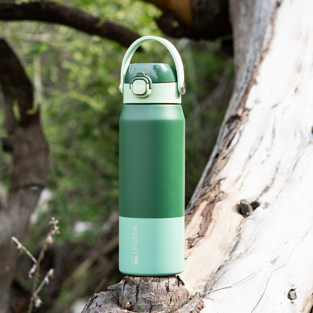 Verde · Botella Térmica Hydrotek 750 ml de acero inoxidable Lhotse, en uso al aire libre