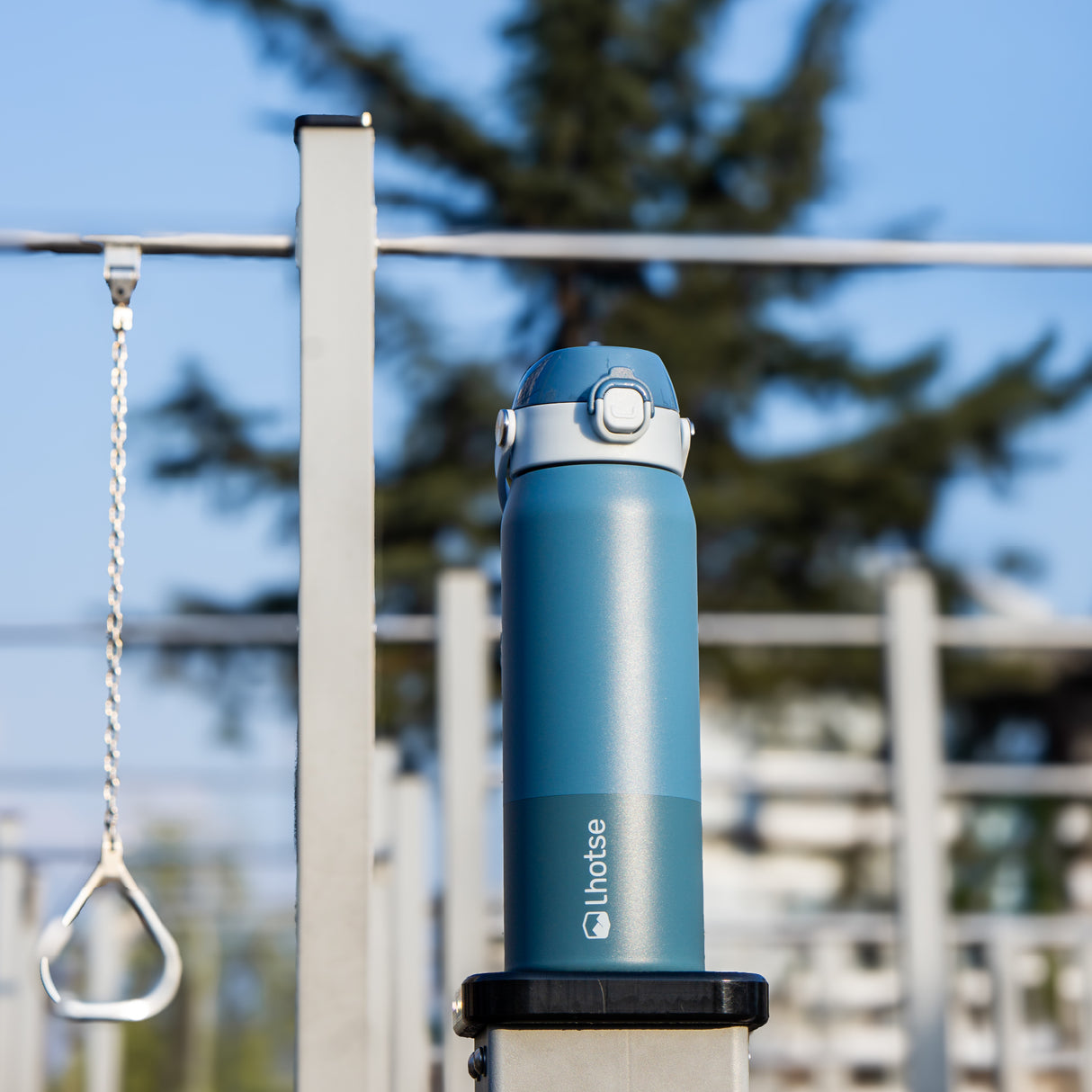 Azul marino · Botella Térmica Hydrotek 750 ml de acero inoxidable Lhotse, en uso al aire libre