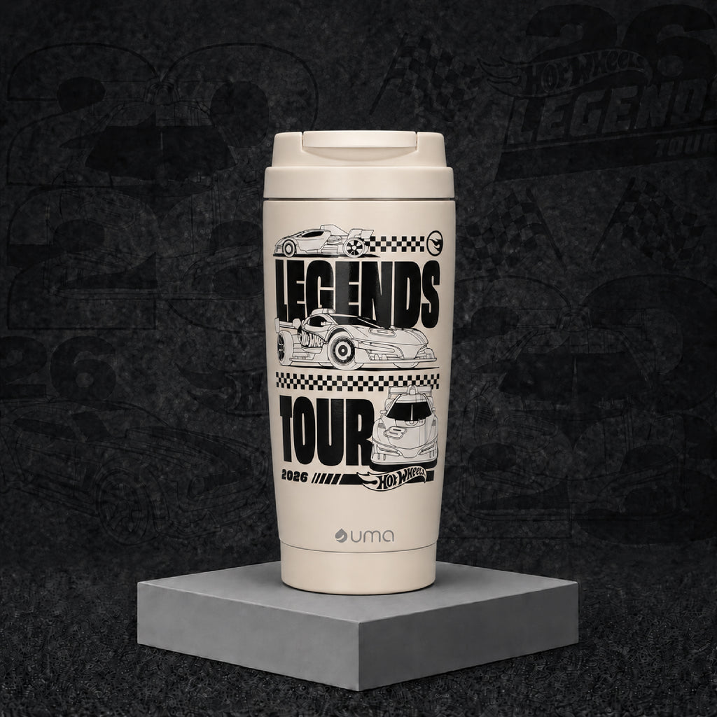 Vaso Térmico para Café Mug Hot Wheels Legends Tour Beige 590 ml UMA — ambientado sobre fondo Hot Wheels Legends