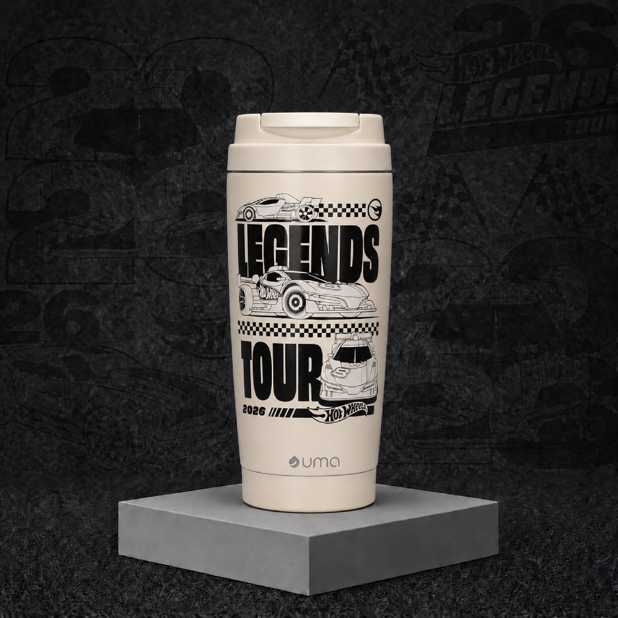 Vaso Térmico para Café Mug Hot Wheels Legends Tour Beige 590 ml UMA — ambientado sobre fondo Hot Wheels Legends
