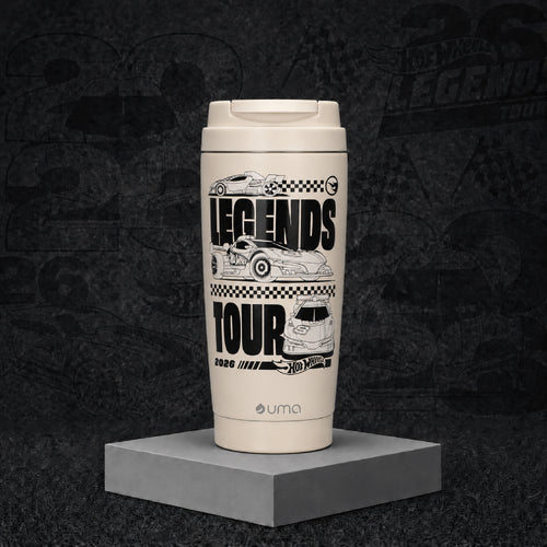 Vaso Térmico para Café Mug Hot Wheels Legends Tour Beige 590 ml UMA — ambientado sobre fondo Hot Wheels Legends