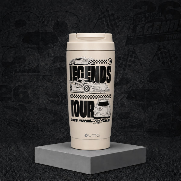 Vaso Térmico para Café Mug Hot Wheels Legends Tour Beige 590 ml UMA — ambientado sobre fondo Hot Wheels Legends