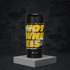 Vaso Térmico para Café Mug Hot Wheels Legends Champ Black 590 ml UMA — ambientado sobre fondo Hot Wheels Legends