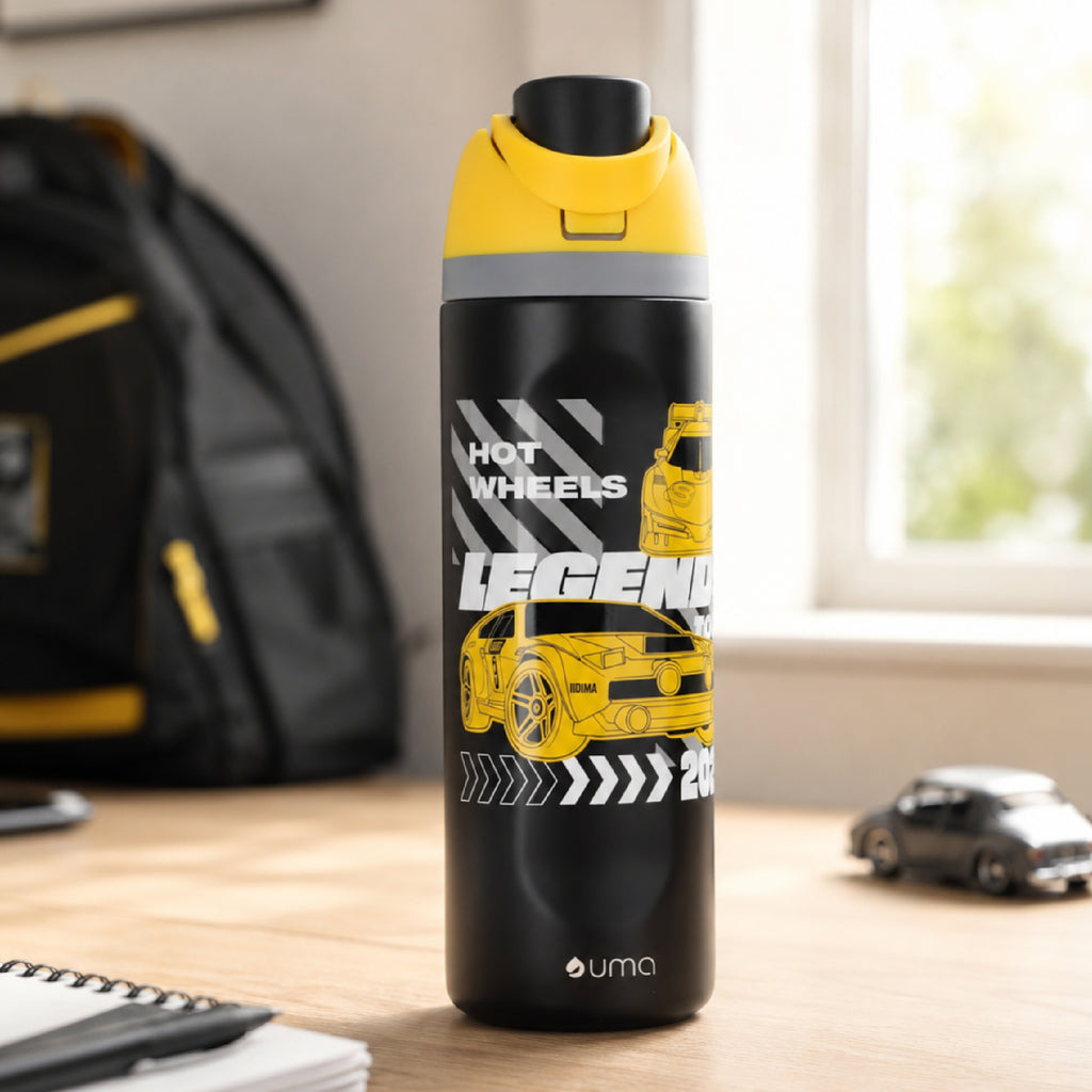 Botella Térmica Insulada Hot Wheels Legends Drift Yellow Lid 750 ml UMA — sobre el escritorio, lista para salir