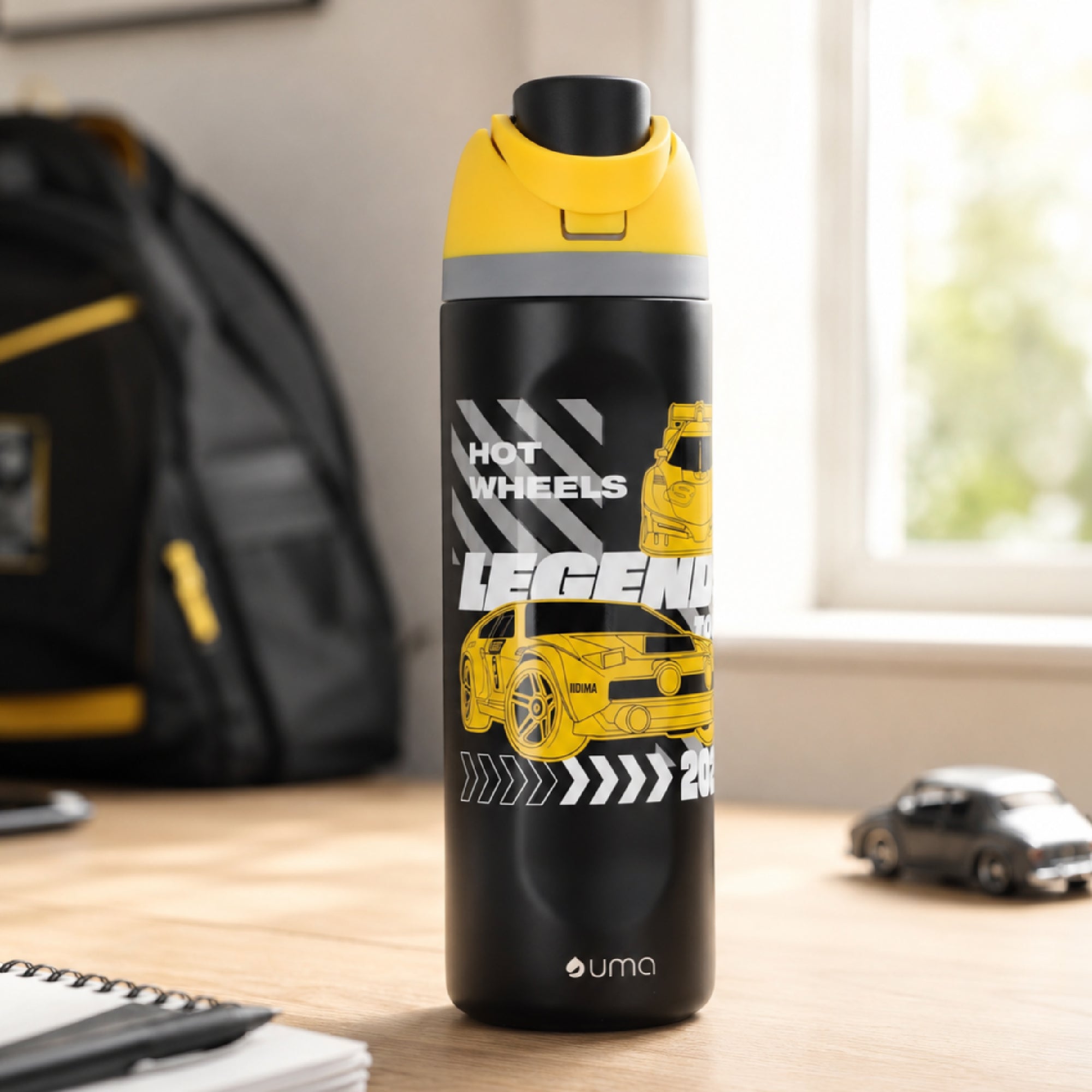 Botella Térmica Insulada Hot Wheels Legends Drift Yellow Lid 750 ml UMA — sobre el escritorio, lista para salir